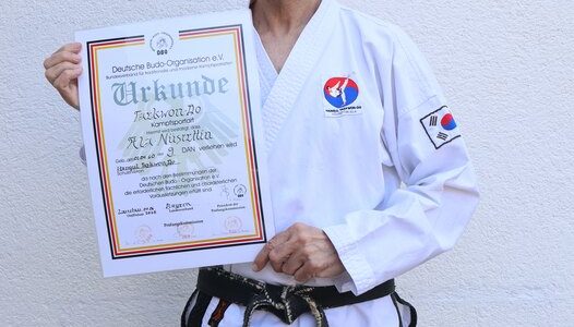 Großmeister Nüsrettin Ala von den Sportfreunden Windach mit 9. Dan geehrt